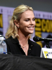 Charlize Theron – EW’s Women Who Kick Ass Panel at Comic-Con in San Diego фото №984209