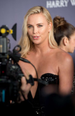 Charlize Theron – amfAR Gala 2017 in Hong Kong фото №950213