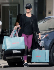 Charlize Theron in Tights Shopping in Beverly Hills фото №926332
