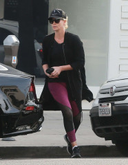 Charlize Theron in Tights Shopping in Beverly Hills фото №926331