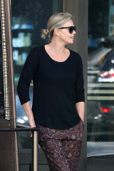 Charlize Theron – Out in Beverly Hills фото №934458