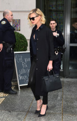 Charlize Theron – Out in New York фото №939236