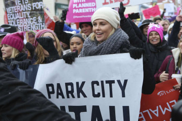 Charlize Theron – Women’s March on Main Street Park City in Park City фото №934845