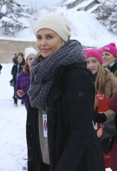 Charlize Theron – Women’s March on Main Street Park City in Park City фото №934847