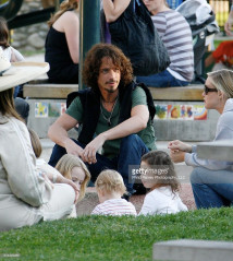 Chris Cornell - Coldwater Canyon Park in Beverly Hills 02/19/2009 фото №1197412