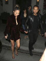 Chrissy Teigen and John Legend have dinner at Spago in Beverly Hills 4/8/2017 фото №954581