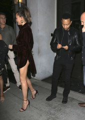Chrissy Teigen and John Legend have dinner at Spago in Beverly Hills 4/8/2017 фото №954578