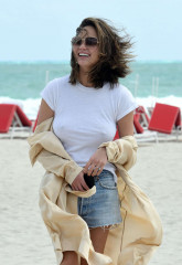 Chrissy Teigen in Jeans Shorts on the Beach in Miami фото №945210