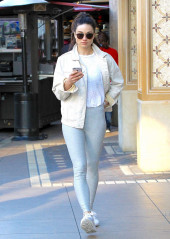 Crystal Reed in grey yoga pants on shopping trip in Beverly Hills фото №944361
