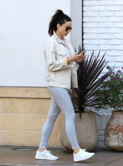 Crystal Reed in grey yoga pants on shopping trip in Beverly Hills фото №944359