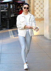 Crystal Reed in grey yoga pants on shopping trip in Beverly Hills фото №944360