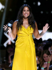 Demi Lovato on Stage at WE Day California Show in Los Angeles  фото №959881