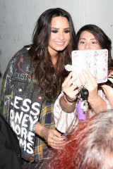 Demi Lovato – Outside Break Room 86 in LA фото №981161