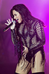 Demi Lovato – Performing at Redfestdxb Festival in Dubai  фото №938605