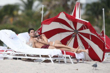 Devon Windsor in Bikini on the beach in Miami фото №1114036