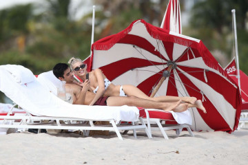 Devon Windsor in Bikini on the beach in Miami фото №1114034