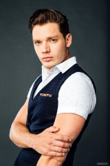 Dominic Sherwood фото №987202