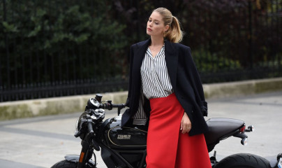 DOUTZEN KROES on the Set of a Photoshoot at Arc De Triomphe in Paris 10/01/2017  фото №1004003