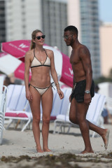 Doutzen Kroes Hot in Bikini at the Beach in Miami фото №931305