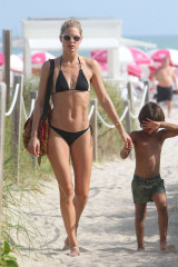  Doutzen Kroes in Black Bikini at the beach in Miami фото №931626