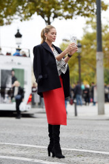 DOUTZEN KROES on the Set of a Photoshoot at Arc De Triomphe in Paris 10/01/2017  фото №1004002