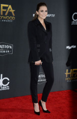 Elizabeth Olsen – Hollywood Film Awards 2017 in Los Angeles фото №1009686