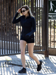 Elizabeth Olsen in Black Shorts Arriving to the Gym in Los Angeles фото №935742