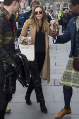 Elizabeth Olsen Arrives at Her Hotel in Edinburgh, Scotland  фото №951895