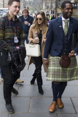 Elizabeth Olsen Arrives at Her Hotel in Edinburgh, Scotland  фото №951896