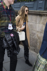 Elizabeth Olsen Arrives at Her Hotel in Edinburgh, Scotland  фото №951894