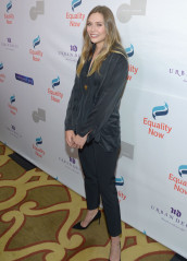 Elizabeth Olsen – Equality Now’s ‘Make Equality Reality’ Gala in Beverly Hills фото №927582