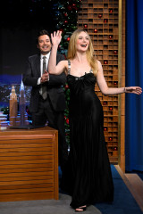 Elle Fanning at The Tonight Show Starring Jimmy Fallon 12/11/23 фото №1383094