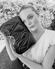 Elle Fanning – Alexander McQueen The Seal Bag 2023 фото №1384390