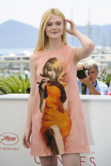 Elle Fanning – “How to Talk to Girls at Parties” Photocall at Cannes Film Festiv фото №967314