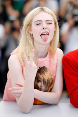 Elle Fanning – “How to Talk to Girls at Parties” Photocall at Cannes Film Festiv фото №967316