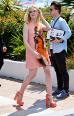 Elle Fanning – “How to Talk to Girls at Parties” Photocall at Cannes Film Festiv фото №967318
