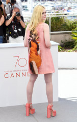 Elle Fanning – “How to Talk to Girls at Parties” Photocall at Cannes Film Festiv фото №967315
