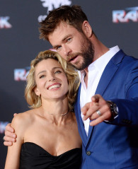 Elsa Pataky and Chris Hemsworth – “Thor: Ragnarok” Premiere in Los Angeles  фото №1002709