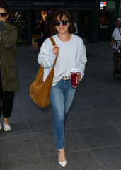 Emilia Clarke in Tight Jeans – Arriving at Heathrow Airport  фото №957559