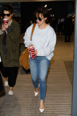 Emilia Clarke in Tight Jeans – Arriving at Heathrow Airport  фото №957558