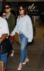 Emilia Clarke in Tight Jeans – Arriving at Heathrow Airport  фото №957557