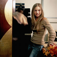 Emily VanCamp - Seventeen (2002) фото №1320553
