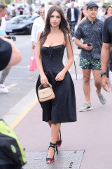 Emily Ratajkowski – Walking the Croisette in Cannes  фото №966375