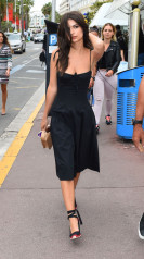 Emily Ratajkowski – Walking the Croisette in Cannes  фото №966371