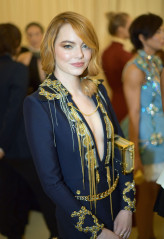 Emma Stone – MET Gala 2018 фото №1068555