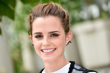 Emma Watson – “The Circle” Photocall at Le Bristol in Paris фото №977085