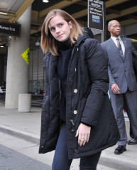 Emma Watson out and about in Washington фото №934781