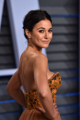 Emmanuelle Chriqui – 2018 Vanity Fair Oscar Party in Beverly Hills фото №1050130