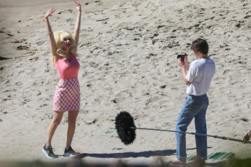 Emmy Rossum - films scenes Angelyne on the beach in Malibu, CA | 26.02.2020 фото №1271630