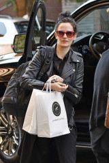Eva Green - in a motorcycle leather jacket in NYC фото №975007